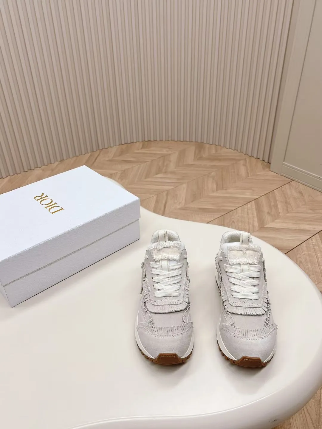 👟👟Ex-factory price 540👟👟 C’est Dior 24 spring and summer catwalk style new casual sports shoes purchased and developed by Taikoo Hui, perfect replica ‘Made of suede cow leather and mesh fabric, light and breathable. The CD letters on the side are very recognizable as Dior, and the sporty design combined with tassel details also adds a touch of elegance. The original high-mercerized fabric is intricately spliced. The original molded outsole. Complete packaging. Size: 35-40